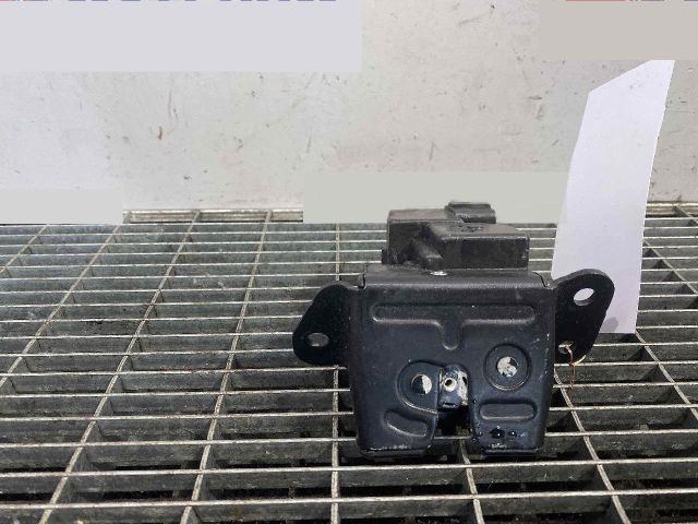 bontott KIA SPORTAGE Csomagtérajtó Ütköző