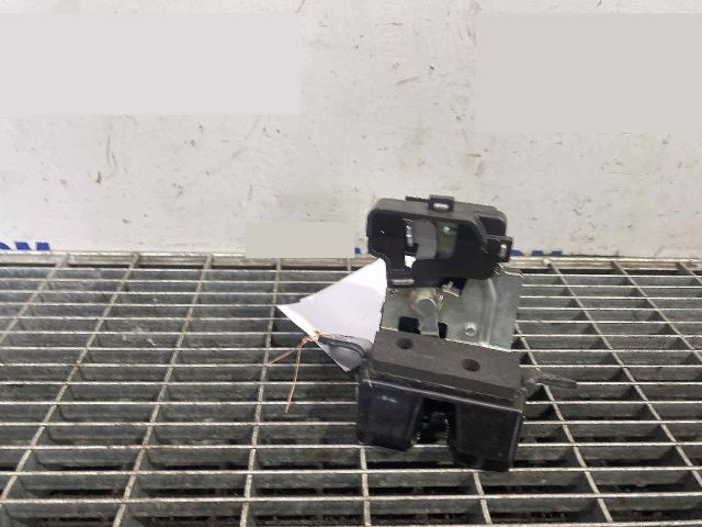 bontott KIA SPORTAGE Csomagtérajtó Ütköző