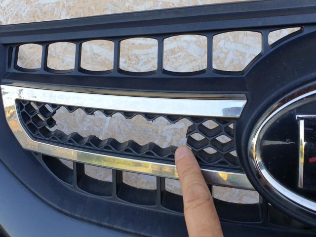 bontott KIA SPORTAGE Első Lökhárító (Részeivel)