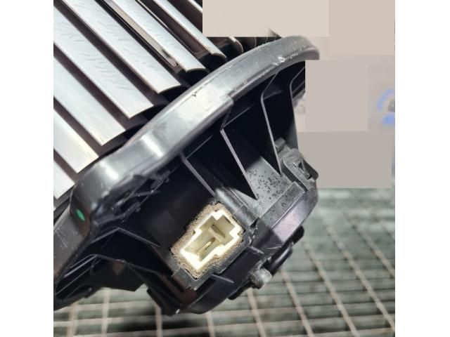 bontott KIA SPORTAGE Fűtőmotor (Klímás)