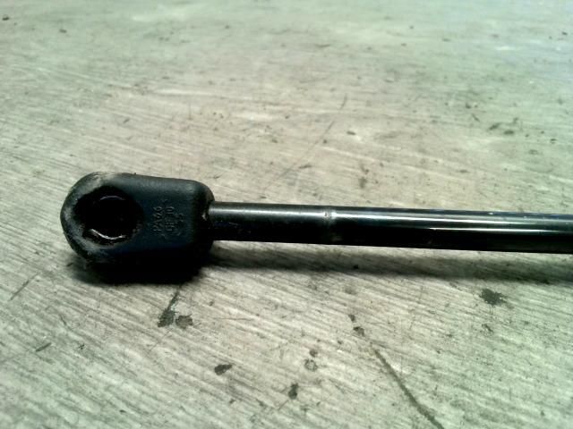 bontott KIA SPORTAGE Jobb Csomagtérajtó Ajtóhatároló