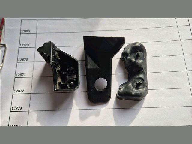 bontott KIA SPORTAGE Jobb Fényszóró Tartó