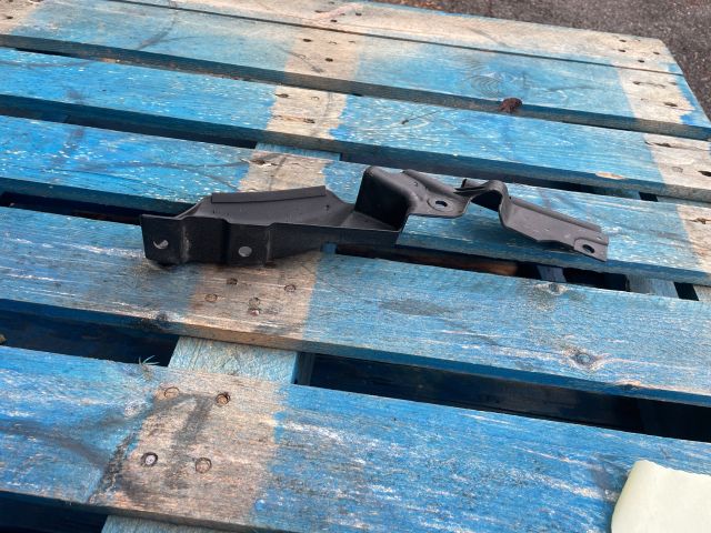 bontott KIA SPORTAGE Jobb Sárvédő Csavar Burkolat