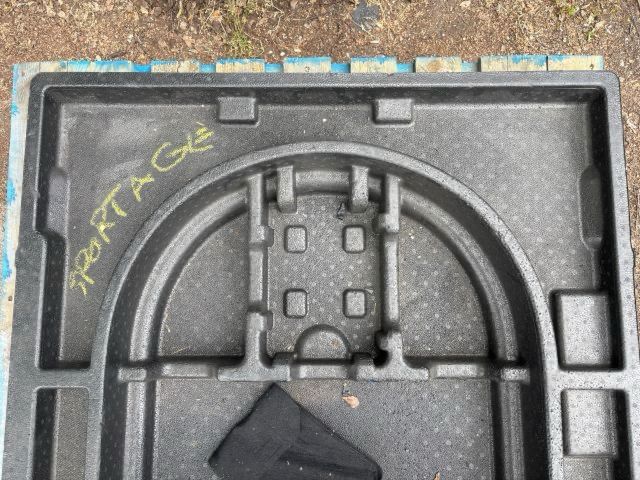 bontott KIA SPORTAGE Pótkerék Szerszámtartó