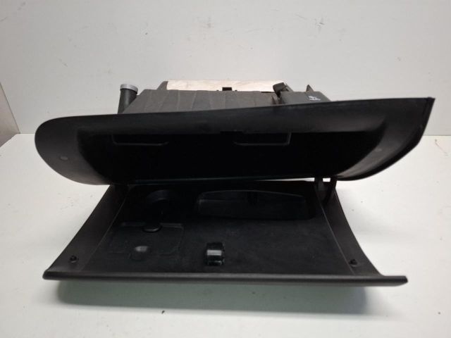 bontott KIA VENGA Kesztyűtartó