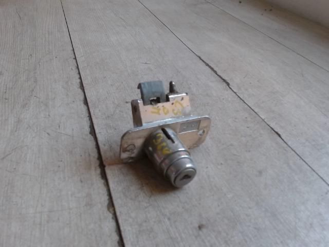 bontott LADA SAMARA Csomagtérajtó Zárbetét