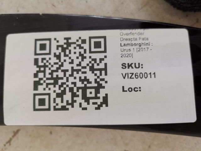 bontott LAMBORGHINI URUS Jobb első Sárvédő Díszléc