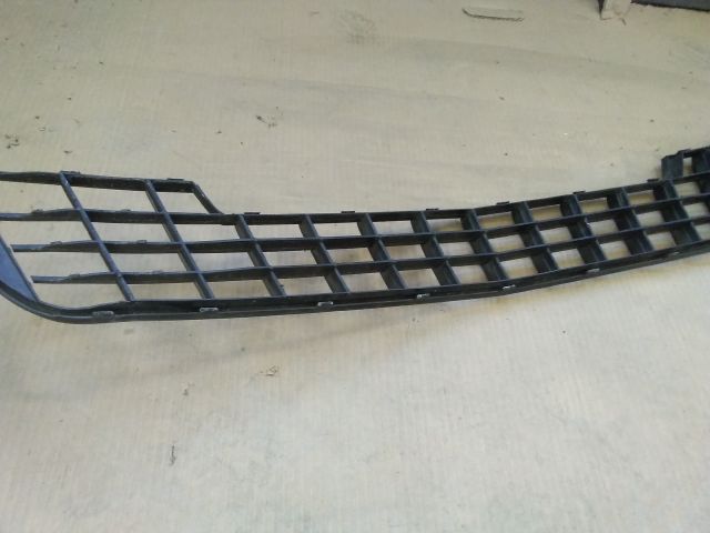 bontott LANCIA YPSILON Első Lökhárító Alsó Középső Díszrács