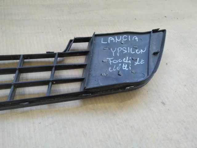 bontott LANCIA YPSILON Első Lökhárító Alsó Középső Díszrács