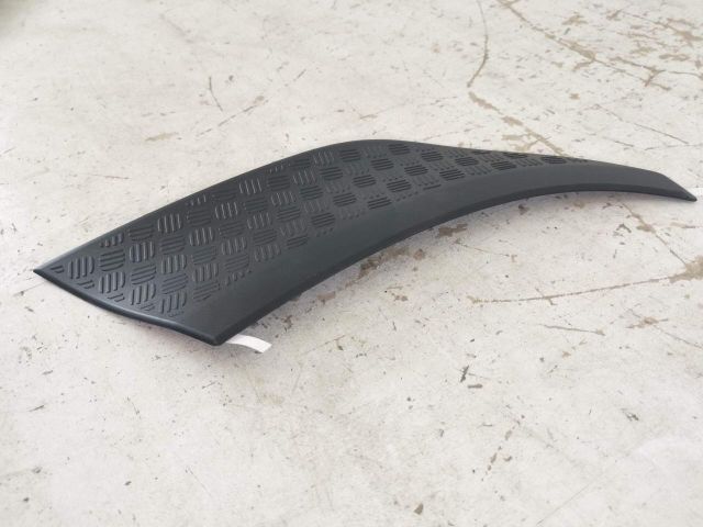 bontott LAND ROVER DEFENDER Bal hátsó Sárvédő Gumi