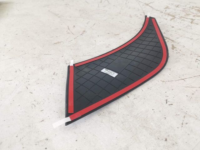 bontott LAND ROVER DEFENDER Bal hátsó Sárvédő Gumi