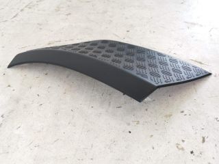 bontott LAND ROVER DEFENDER Jobb első Sárvédő Gumi