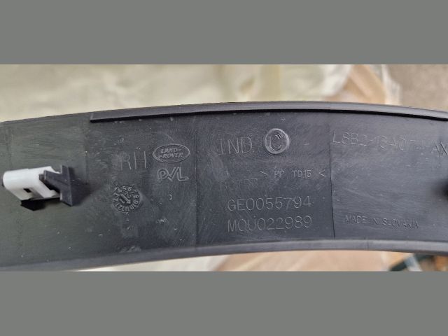 bontott LAND ROVER DEFENDER Jobb első Sárvédő Szélesítő