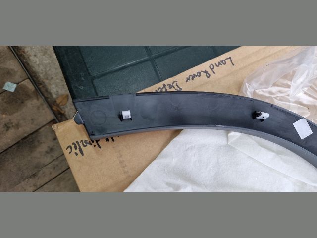 bontott LAND ROVER DEFENDER Jobb első Sárvédő Szélesítő