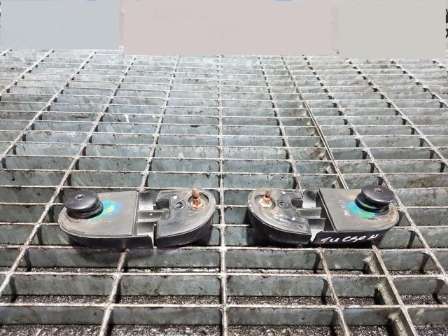 bontott LAND ROVER DISCOVERY Csomagtérajtó Zsanér