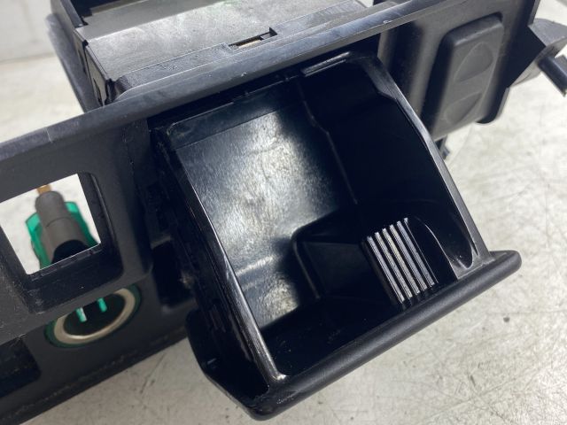 bontott LAND ROVER FREELANDER Első Hamutartó