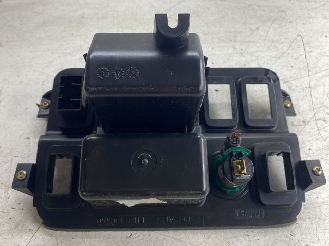 bontott LAND ROVER FREELANDER Első Hamutartó