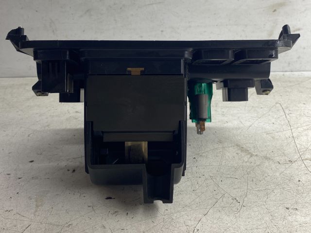 bontott LAND ROVER FREELANDER Első Hamutartó