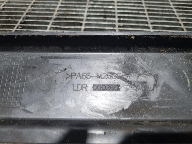 bontott LAND ROVER FREELANDER Felső Hűtőburkolat