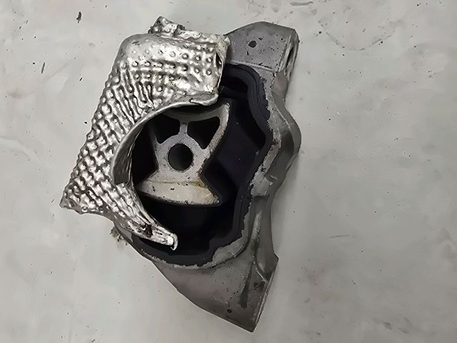 bontott LAND ROVER RANGE ROVER Motor Tartó Bak (Fém)