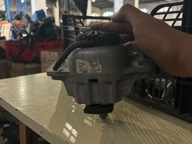 bontott LAND ROVER RANGE ROVER Motor Tartó Bak (Fém)