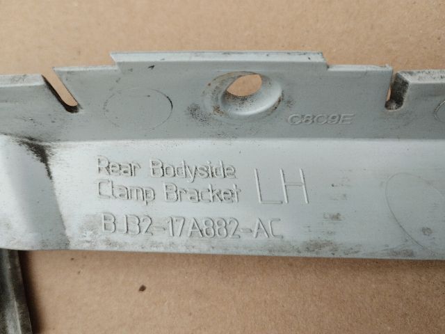 bontott LAND ROVER RANGE ROVER Bal hátsó Oldal Lökhárító Tartó (Műanyag)