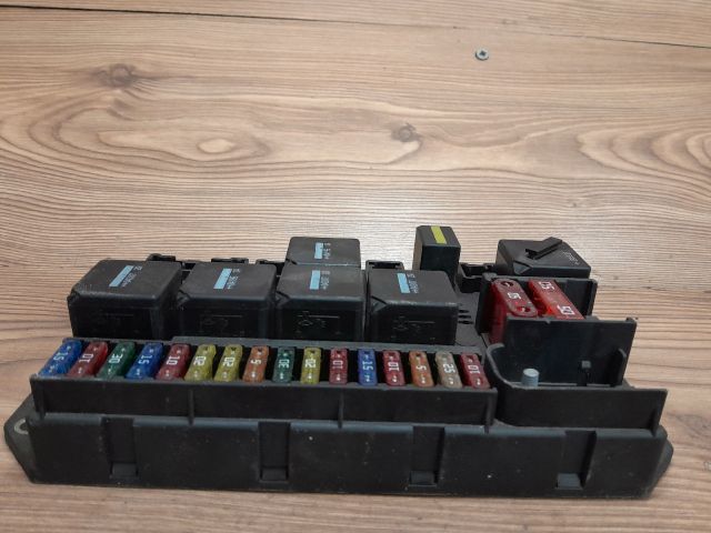 bontott LAND ROVER RANGE ROVER Biztosítéktábla Csomagtér