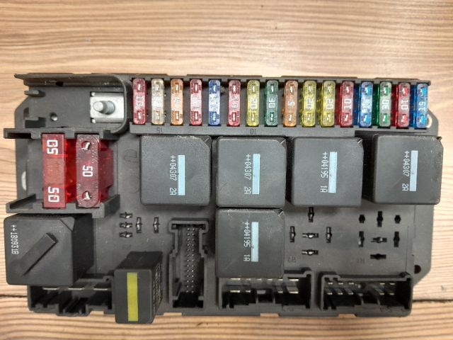 bontott LAND ROVER RANGE ROVER Biztosítéktábla Csomagtér