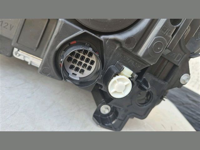 bontott LAND ROVER RANGE ROVER Jobb Fényszóró