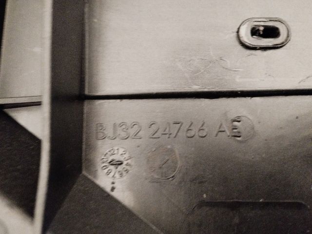 bontott LAND ROVER RANGE ROVER Jobb hátsó Ajtó Kárpit Díszléc