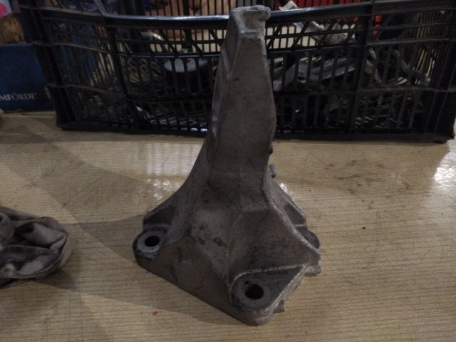 bontott LAND ROVER RANGE ROVER VELAR Motor Tartó Bak (Fém)