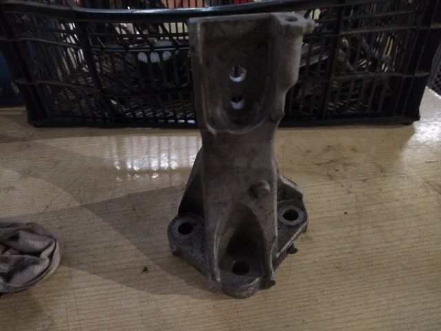 bontott LAND ROVER RANGE ROVER VELAR Motor Tartó Bak (Fém)