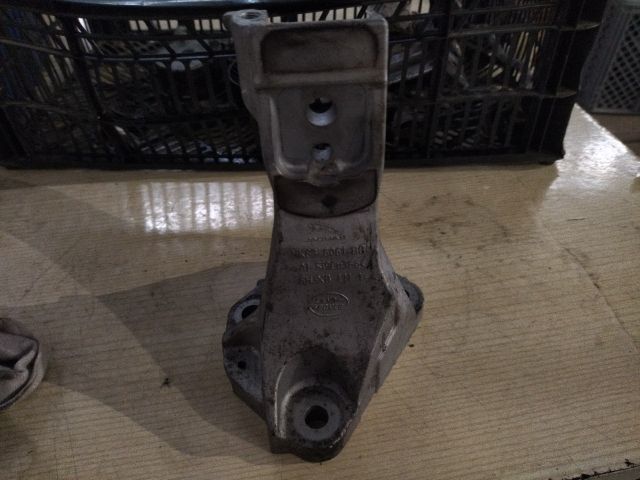 bontott LAND ROVER RANGE ROVER VELAR Motor Tartó Bak (Fém)