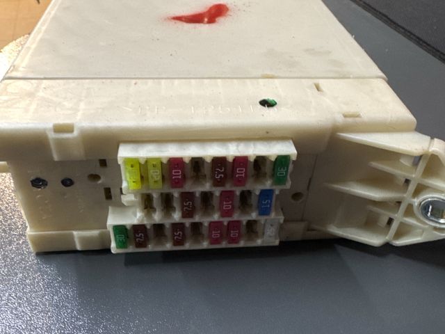 bontott LEXUS GS Biztosítéktábla Utastér