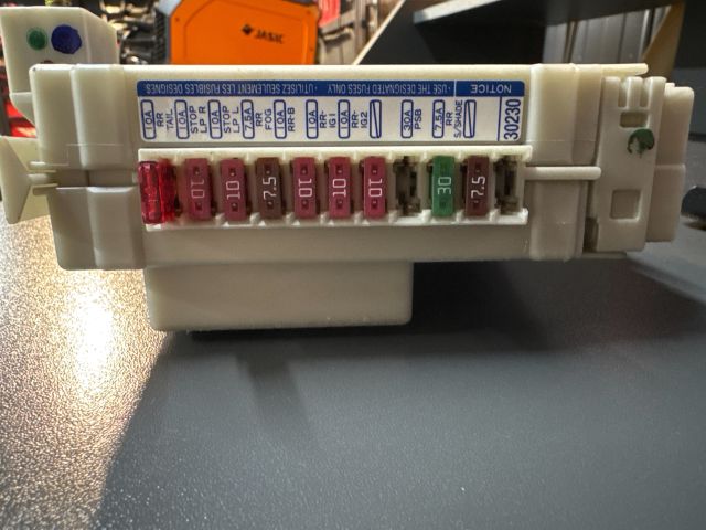 bontott LEXUS GS Biztosítéktábla Utastér