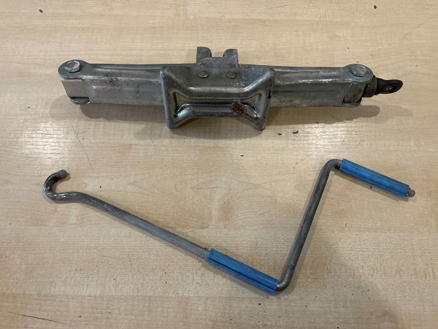 bontott LEXUS GS Emelő