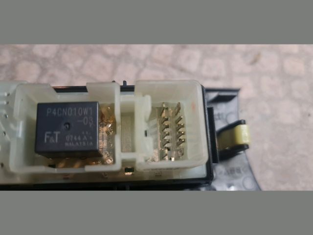 bontott LEXUS IS Bal hátsó Ablakemelő Kapcsoló