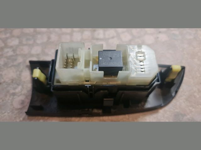 bontott LEXUS IS Bal hátsó Ablakemelő Kapcsoló