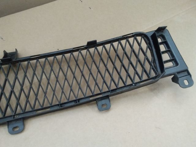 bontott LEXUS IS Első Lökhárító Alsó Középső Díszrács