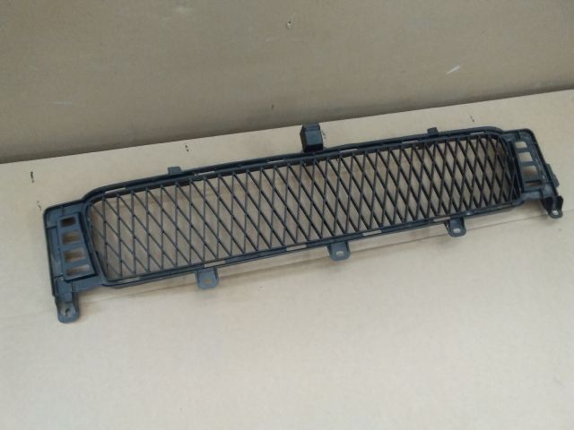 bontott LEXUS IS Első Lökhárító Alsó Középső Díszrács