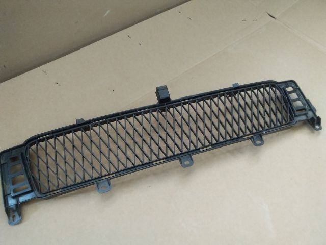 bontott LEXUS IS Első Lökhárító Alsó Középső Díszrács