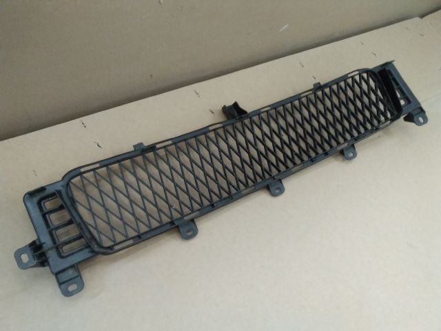 bontott LEXUS IS Első Lökhárító Alsó Középső Díszrács