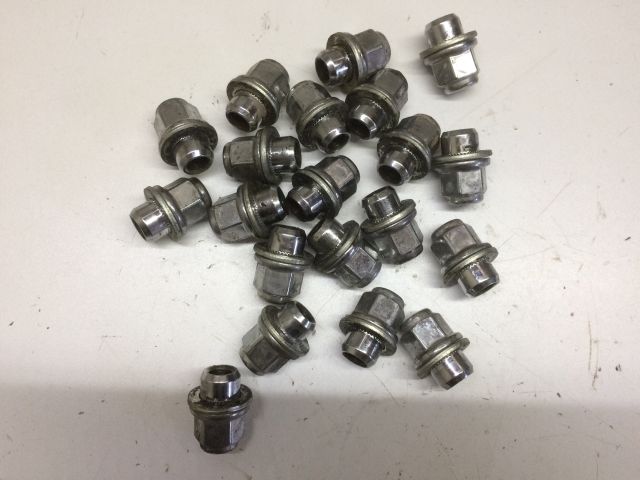 bontott LEXUS IS Kerék Csavar Szett