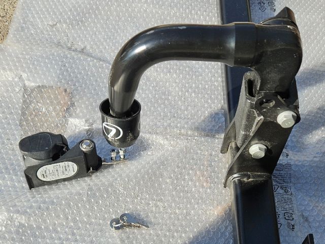 bontott LEXUS UX Vonóhorog