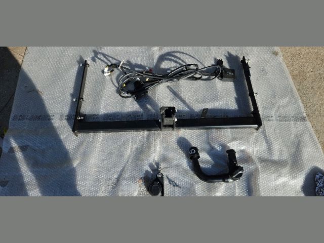 bontott LEXUS UX Vonóhorog