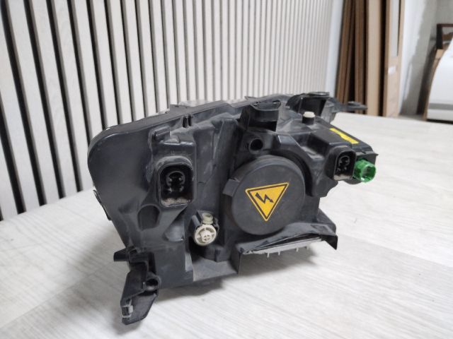 bontott MASERATI LEVANTE Bal Fényszóró