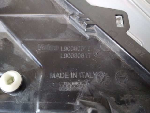 bontott MASERATI LEVANTE Bal Fényszóró