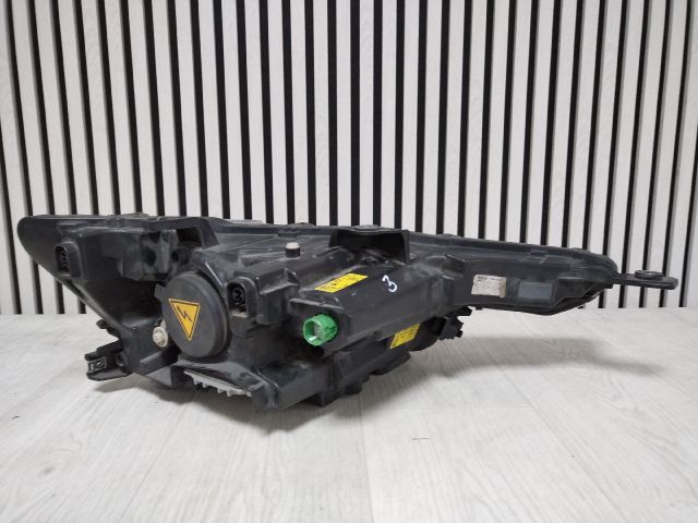 bontott MASERATI LEVANTE Bal Fényszóró