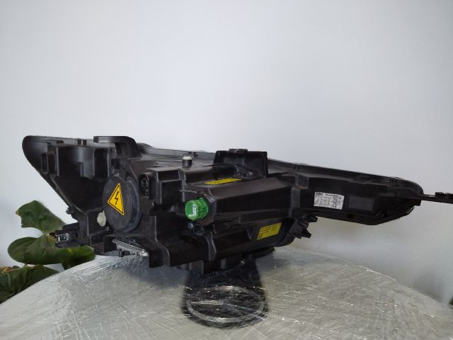 bontott MASERATI LEVANTE Bal Fényszóró