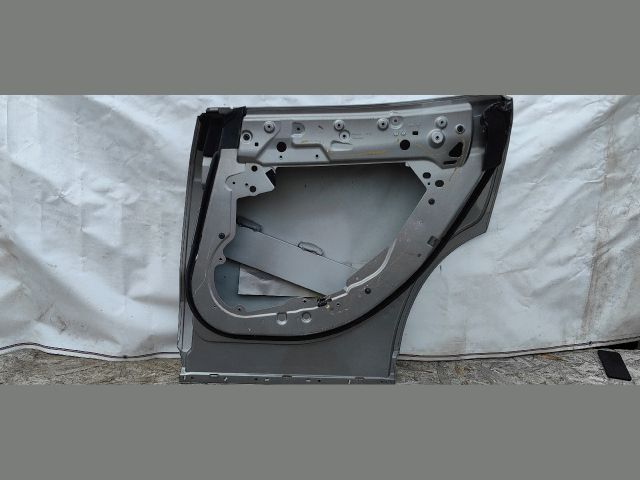bontott MASERATI LEVANTE Bal hátsó Ajtó (Üres lemez)